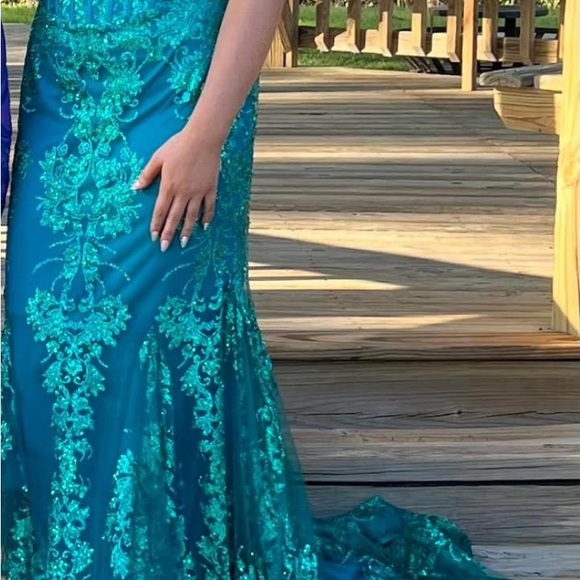 Beautiful prom/pageant dress Size 12 - Picture 3 of 8